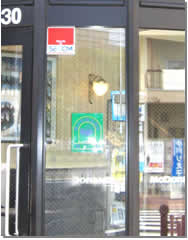 青少年健全育成協力店のステッカーが貼られた店舗入口を写した写真