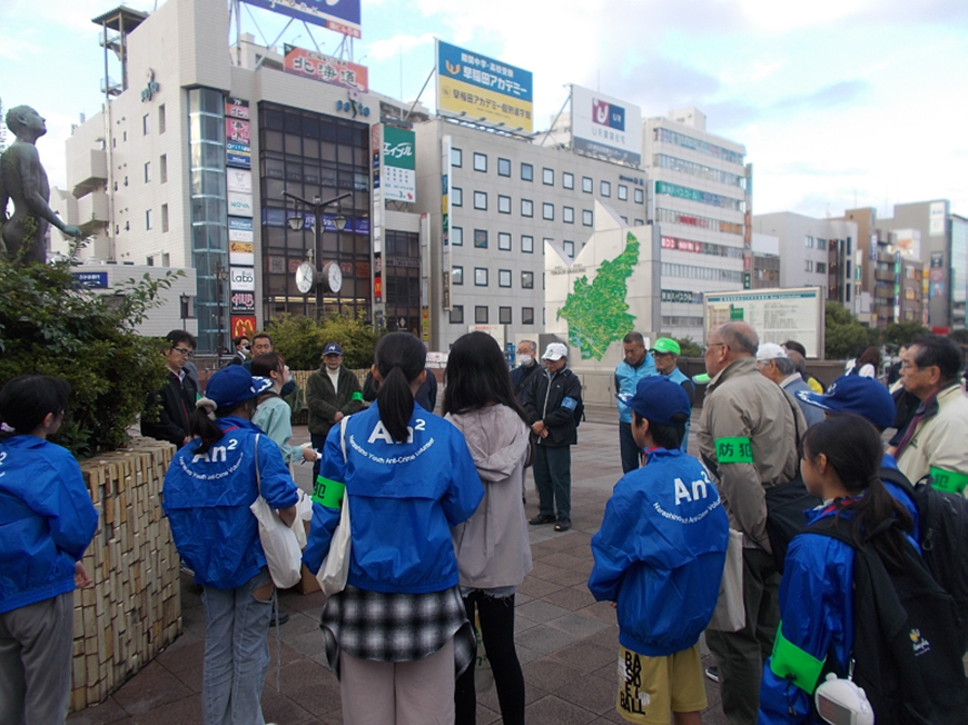 駅で市民の方へウェットティッシュを配布するキラットジュニア