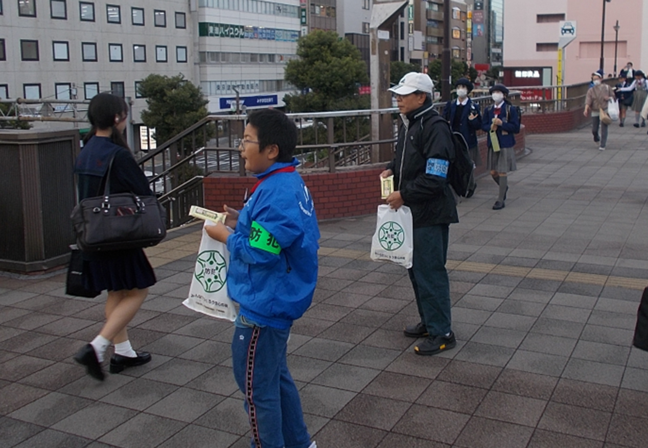 防犯啓発グッズを配布するキラット・ジュニア防犯隊