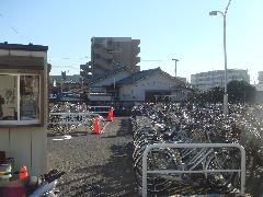 京成大久保駅南口第二自転車等駐車場の風景