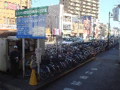 京成大久保駅北口自転車等駐車場の風景