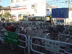 京成大久保駅北口第二自転車等駐車場の風景