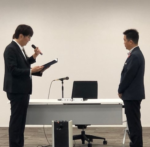 山岸輝樹会長から答申書を受け取る宮本泰介市長