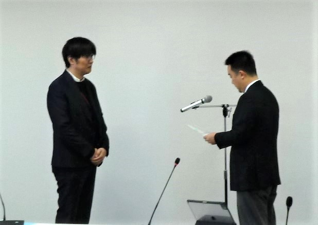 宮本市長から山岸会長への諮問書の手交