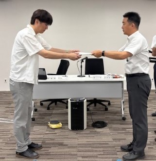 宮本市長から山岸会長への諮問書の手交