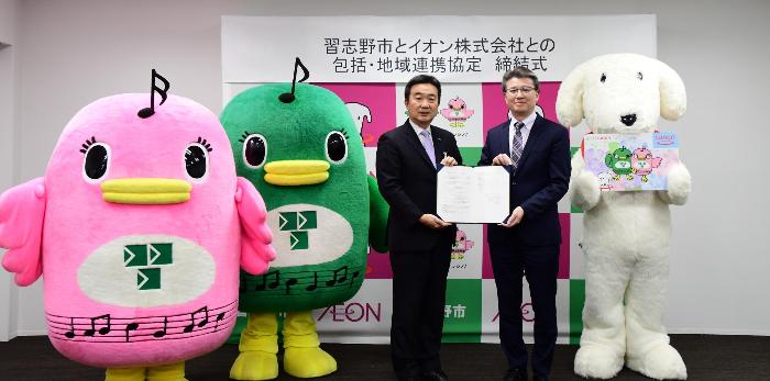 協定書を披露する宮本市長（左）と松本支社長（右）