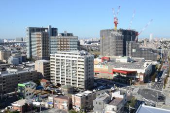 高層マンションや建設中のマンション、複合施設などの建物が写っている風景写真