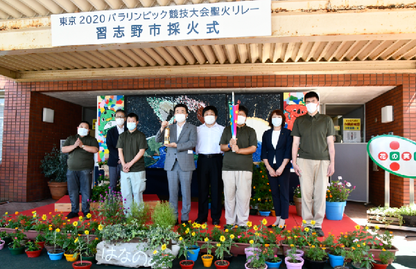 河野さん、三橋さん、中臺さん、久松さん、市長、来賓の方の集合写真