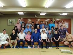阿武松部屋の皆さんと参加者の方々が集まって写っている集合写真