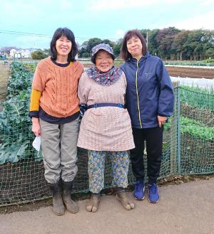中央に桜井勝子さん、両脇に女性2人が立ち笑顔で写っている写真