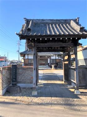 左側に石柱があり、瓦屋根で出来た慈眼寺の門を写した写真