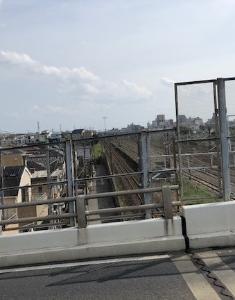 左側に住宅地、右側に見える線路を高架橋から写した写真