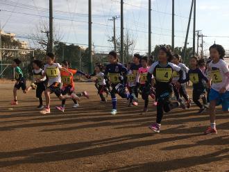 七草マラソン大会に参加した子ども達が勢いよく走りだしている様子の写真