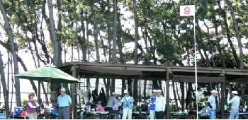 後方には木々が並び、屋根付きの広々とした休憩スペースが設けられている茜浜パークゴルフ場と多くの参加者の方々の写真