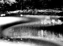 湖に光が差し込んでいるようなモノクロ写真