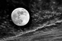 満月のモノクロ写真