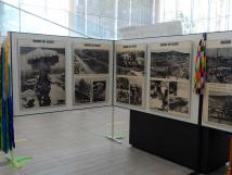 原爆投下時などの様子を写した白黒写真が展示されている写真