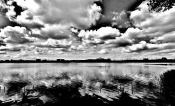 空の雲が湖の水に反射し、ウユニ湖のように見える谷津の白黒風景写真