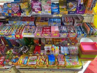 沢山の種類の駄菓子が置かれている棚の写真