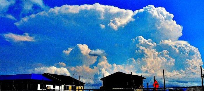 青空に白くて巨大な積乱雲ができている写真