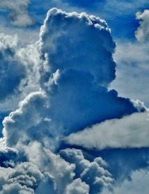 もくもくとした大きな積乱雲を写した写真
