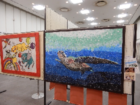 左に、虹や風船、像がちぎり絵で描かれた作品、右に海の中を泳いでいるウミガメをちぎり絵で描いた作品の写真