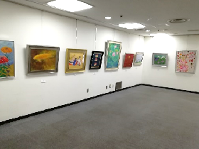 展示室の壁に日本画が展示されている写真