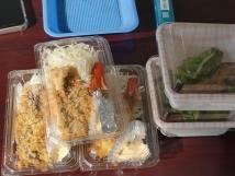 透明なプラスチックの容器に入っている2種類のお惣菜が並べて置かれている写真