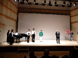 ステージの上にトリトン海野さん、木村さん、喜久田さん他3名の方が立っている写真