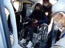 福祉車輌内で、車いすを所定の位置に動かす方法などの操作方法を体験している参加者を写した写真