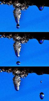 水滴が落ちる瞬間の3枚のショットを写した写真