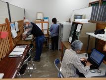 右手前の人がパソコンを操作し、奥の2名が作業している菊田公民館内の写真