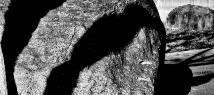大きな石に影が2本できて刻印のようにみえるモノクロ写真