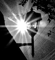 ガス灯が太陽と重なり反射しているモノクロ写真