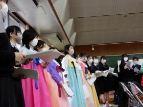 合唱部の人達が韓国衣装を着てリハーサルをしている写真