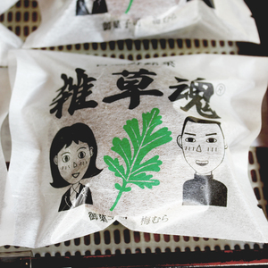 雑草魂と書かれた文字と右が男子学生、左に女子学生のイラストが描かれたどら焼の商品パッケージの写真