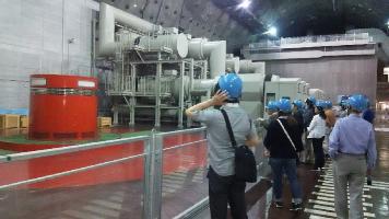 東京電力神流川発電所を見学するツアー参加者たちの写真