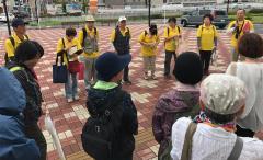実籾駅前で参加者が輪になって集合しているの写真