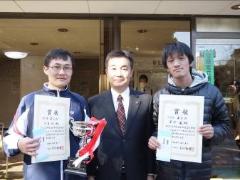 真ん中に宮本市長、両サイトには優勝の中島さんと準優勝の粟津さんが賞状を手に撮影している写真