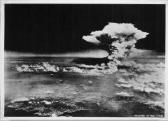 白黒の大きなきのこ雲が発生している原爆投下後の写真