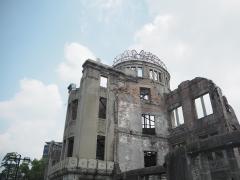 広島原爆ドームの全景を写した写真