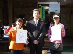 中央に宮本市長とその両サイドに優勝の森田さんと準優勝の織戸さんが賞状とトロフィーを手に撮影している写真