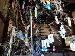 沢山の短冊や折り紙で作られた飾りが付けられている笹竹の七夕飾りの写真