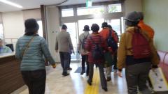 「みもみ歴史さんぽ」の参加者が実籾コミュニティホールを出発する写真