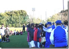 優勝したKFC藤崎てんの選手と関係者の人達が集まり喜んでいる写真