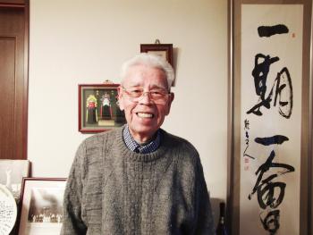 小川誠治さんと「一期一会」の書の写真