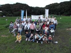 草木などの自然に囲まれた、6月20日の参加者の方々の集合写真