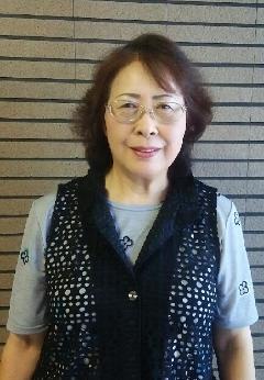 メガネをかけた海老根 雅子さんの上半身を写した写真