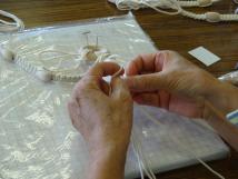 麻ひもを編んでマクラメハンギング作成している手元を写した写真