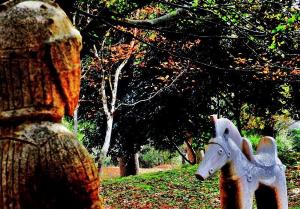 鷺沼城址公園の馬や人の形の埴輪のレプリカの写真